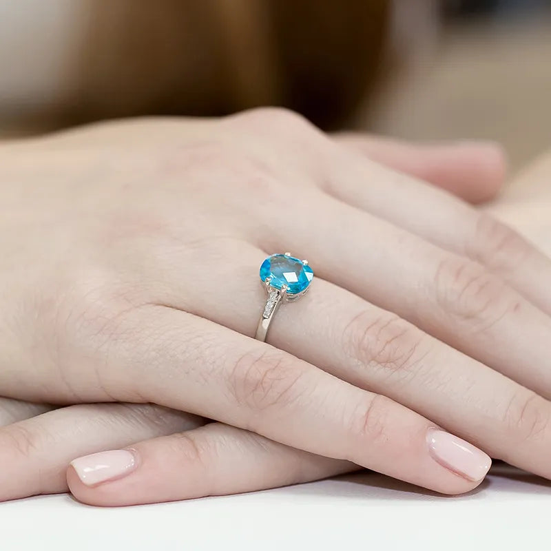 zlatý prsten se 2 topazy o hmotnosti 0,40 ct a diamanty o hmotnosti 0,03 ct w0038-tob-01