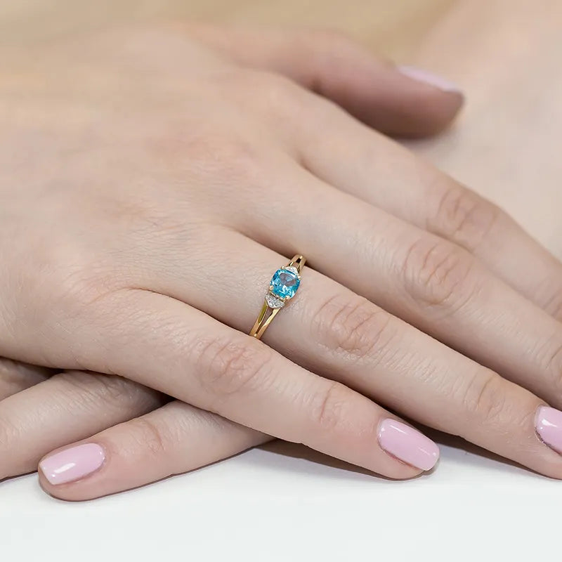 gold-ring-with-0-70ct-topaz-and-0-01ct-diamonds-w0039-tob-01