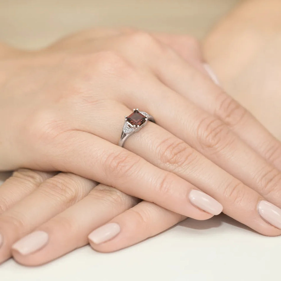 zlatý prsten s 1,30ct granátem a 0,06ct diamanty w0040-gar-02