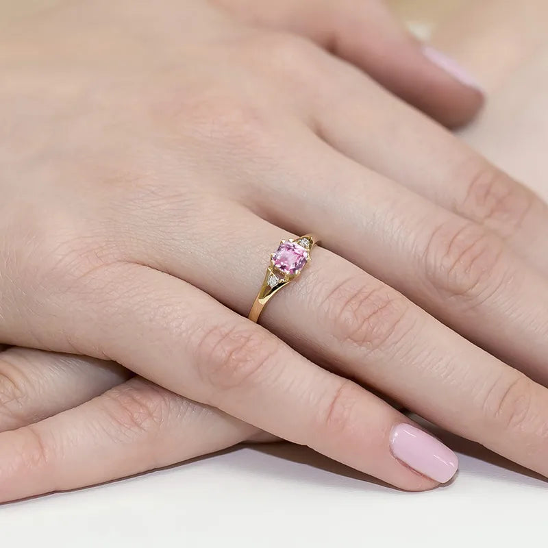 prsten-ze-zlata-s-růžovým-topazem-0-65ct-a-diamanty-0-029ct-w0044-horní-01