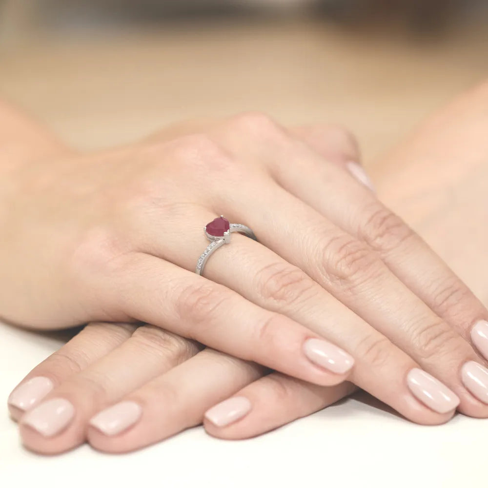 zlatý prsten s 1,70ct rubínem a 0,06ct diamanty w0050-rur-01