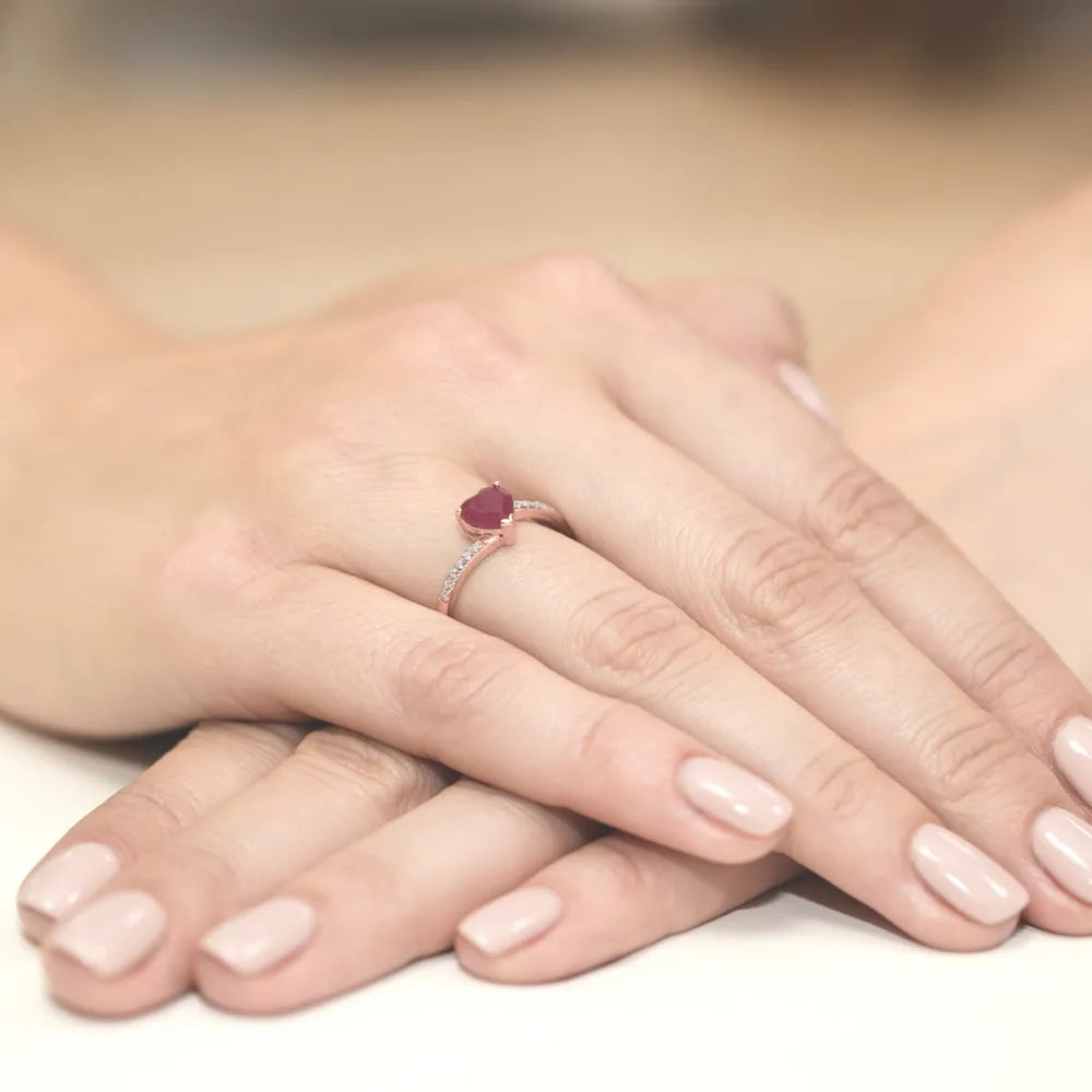 zlatý prsten s 1,70ct rubínem a 0,06ct diamanty w0050-rur-01