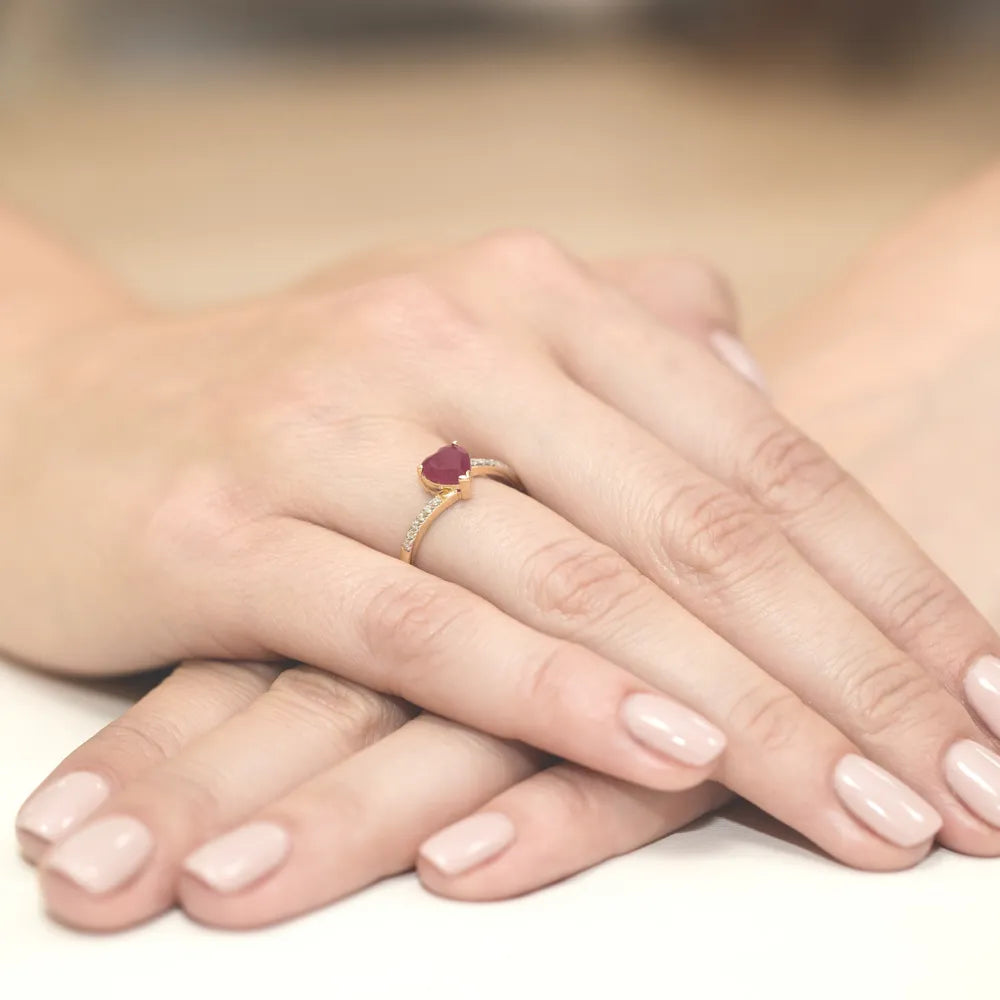 zlatý prsten s 1,70ct rubínem a 0,06ct diamanty w0050-rur-01