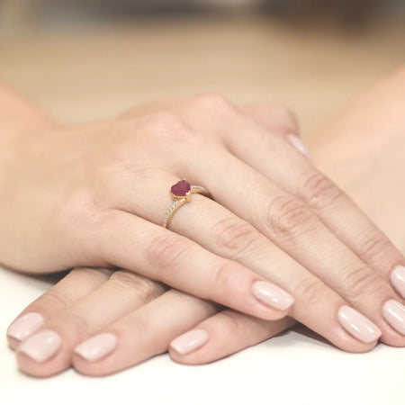 zlatý prsten s 1,70ct rubínem a 0,06ct diamanty w0050-rur-01