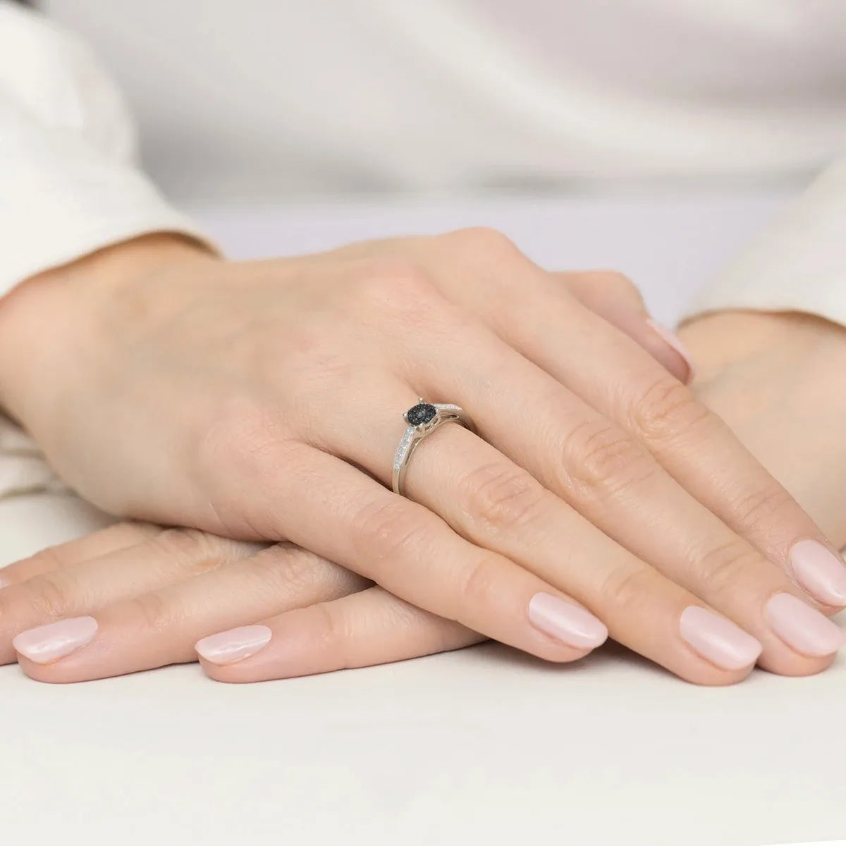 zlatý prsten s 0,04ct černým diamantem a 0,005ct diamanty w0055-xxx-02