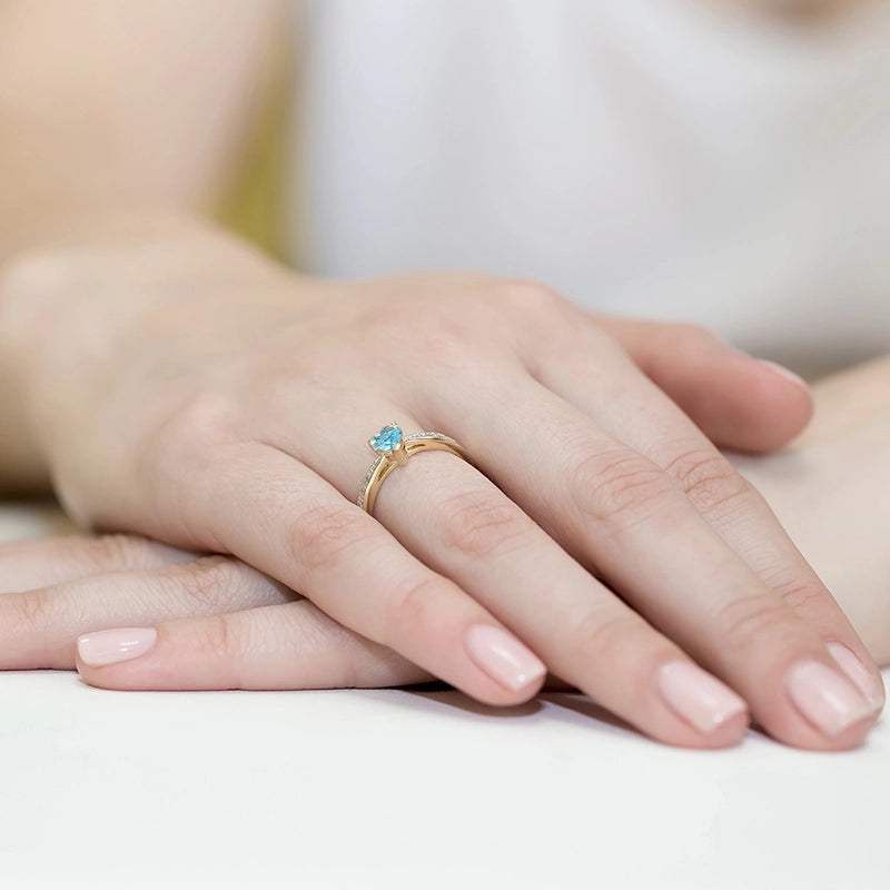 Prsten z žlutého zlata se srdcovým Swiss Blue topazem 0,50 ct a diamanty 0,03 ct