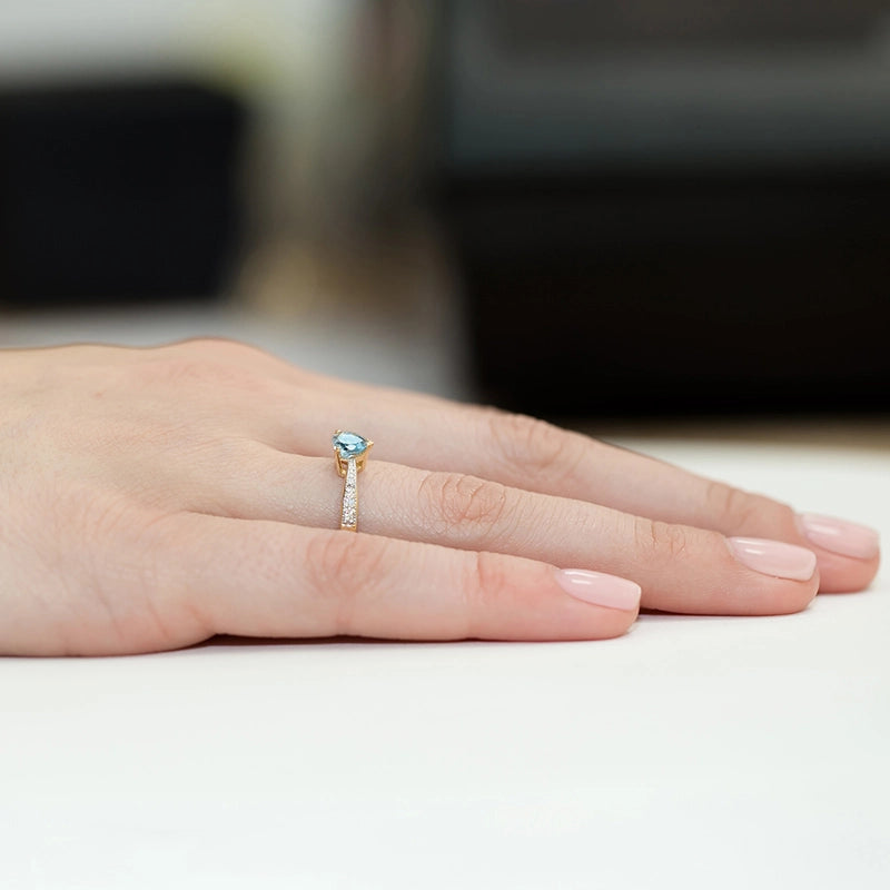 Prsten z žlutého zlata se srdcovým Swiss Blue topazem 0,50 ct a diamanty 0,03 ct