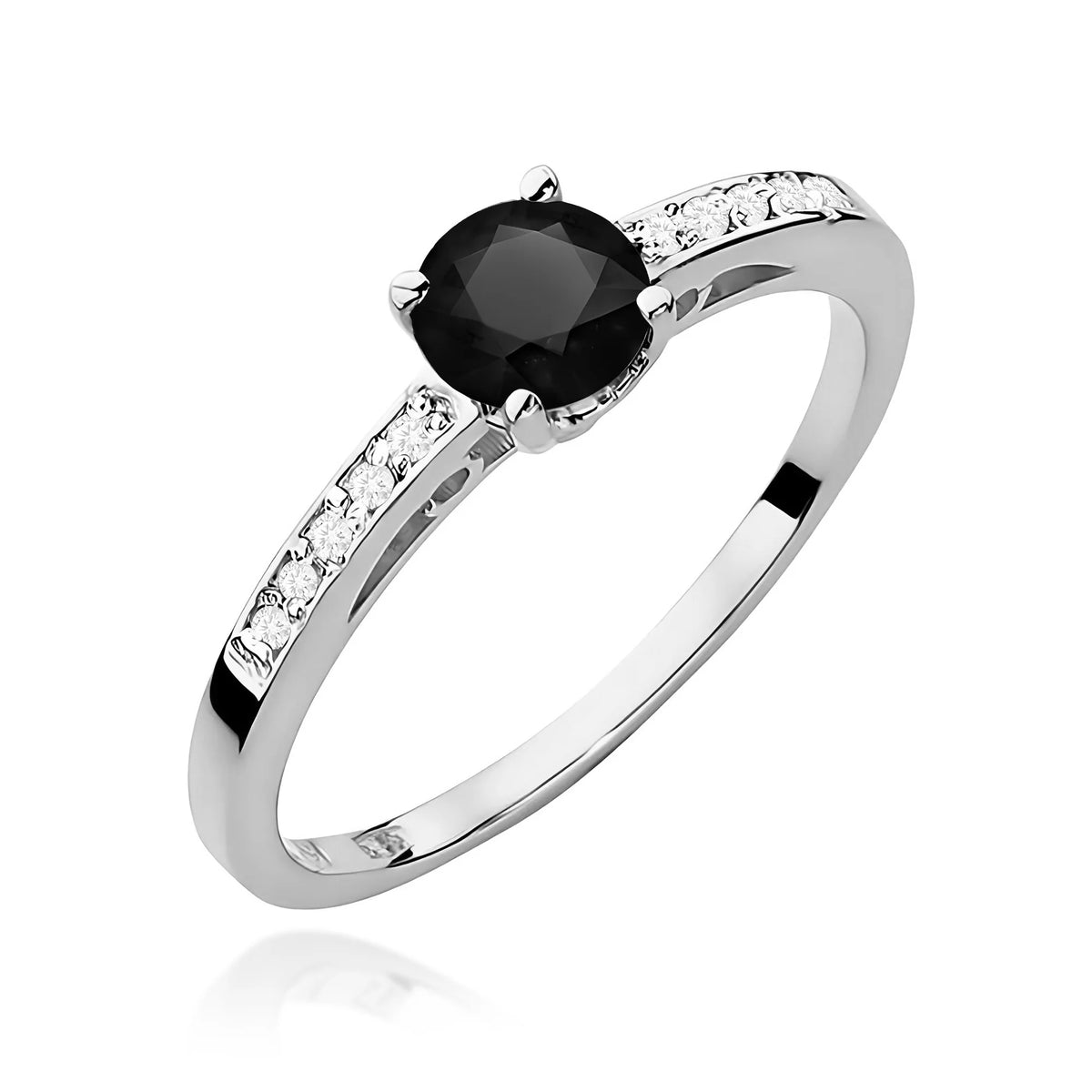 Prsten z bílého 14k zlata s diamanty na ramenou prstenu s černým diamantem 0,50 ct a diamanty 0,05 ct