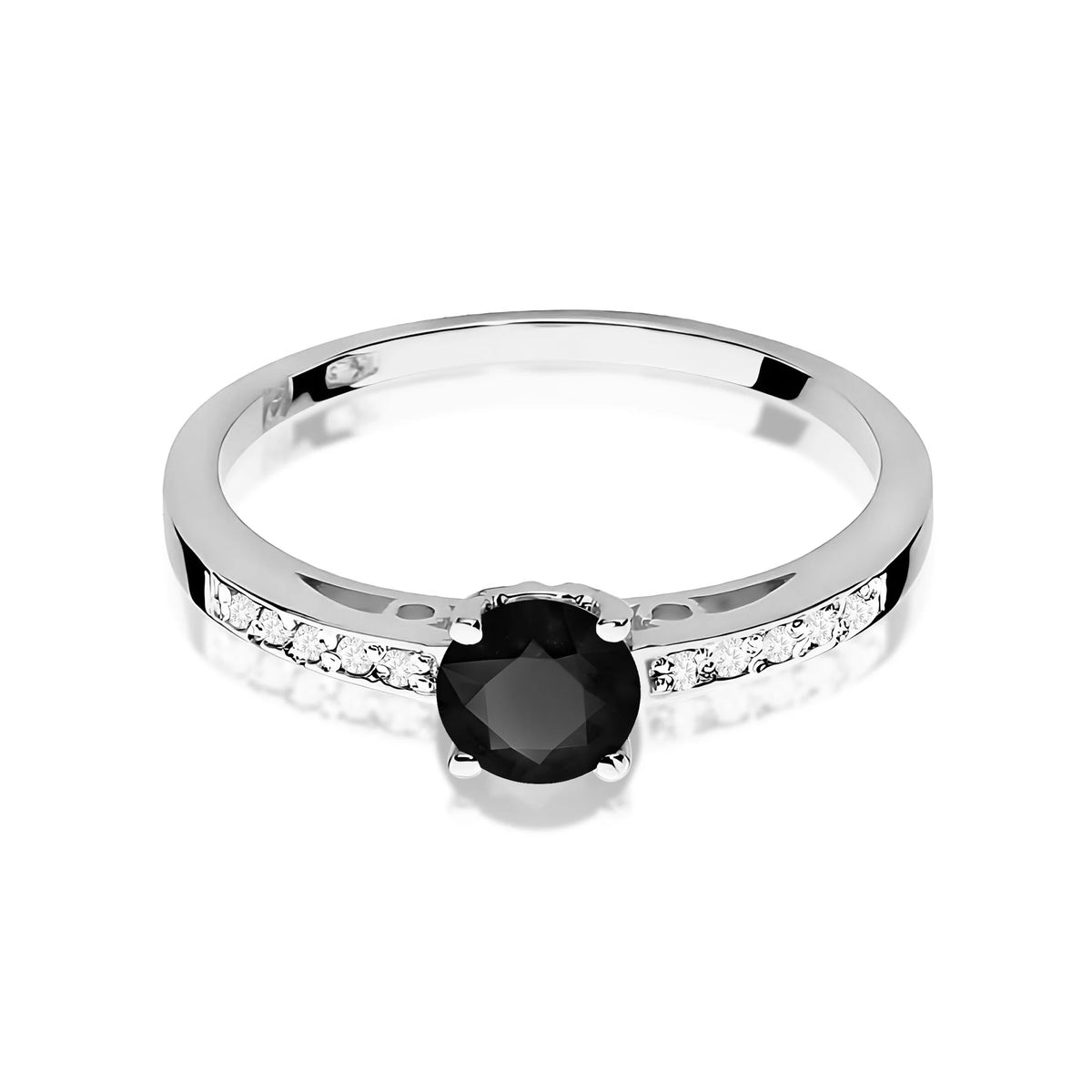 Prsten z bílého 14k zlata s diamanty na ramenou prstenu s černým diamantem 0,50 ct a diamanty 0,05 ct