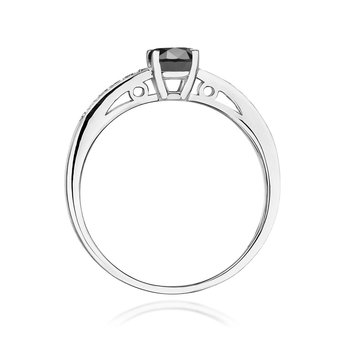 Prsten z bílého 14k zlata s diamanty na ramenou prstenu s černým diamantem 0,50 ct a diamanty 0,05 ct