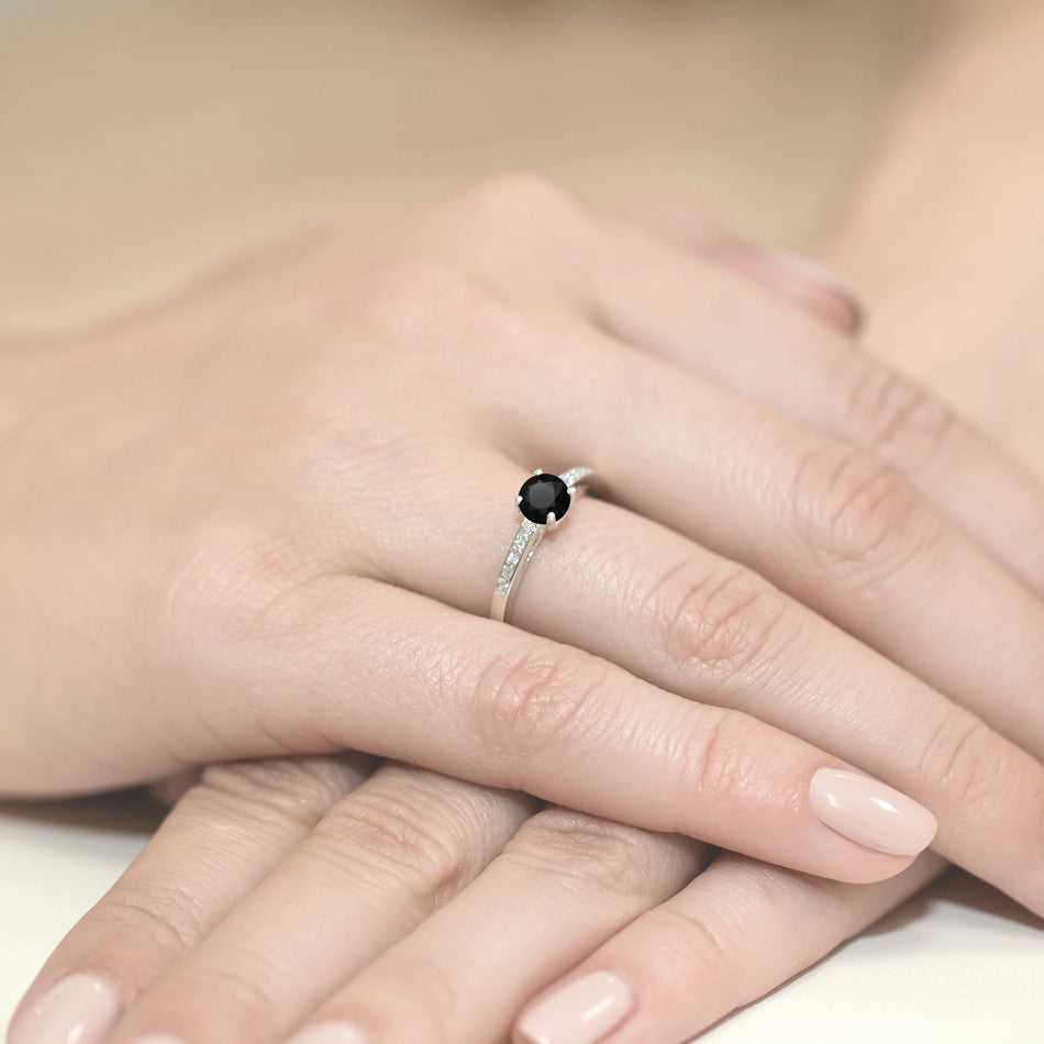 Prsten z bílého zlata s 0,50ct černým diamantem a 0,05ct diamanty