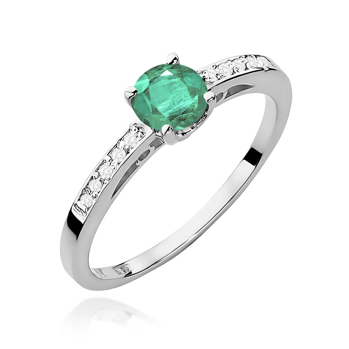 Prsten z bílého 14k zlata s diamanty na ramenou prstenu se smaragdem 0,50 ct a diamanty 0,05 ct