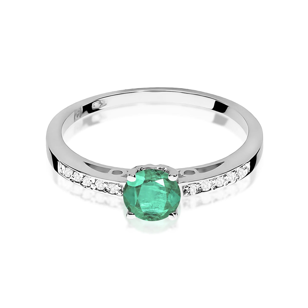 Prsten z bílého 14k zlata s diamanty na ramenou prstenu se smaragdem 0,50 ct a diamanty 0,05 ct