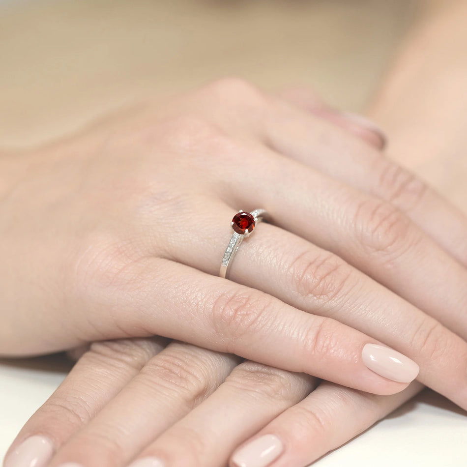 Prsten z bílého zlata s 0,60ct granátem a 0,05ct diamanty