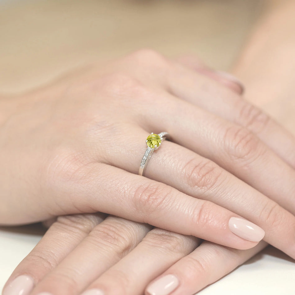 Prsten z bílého zlata s 0,60ct olivínem a 0,05ct diamanty
