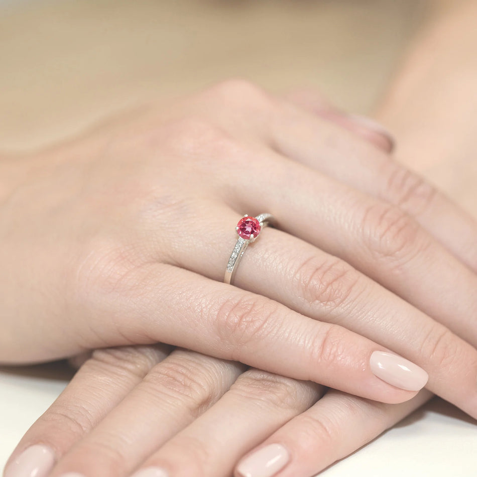 Prsten z bílého zlata s 0,60ct růžovým topazem a 0,05ct diamanty