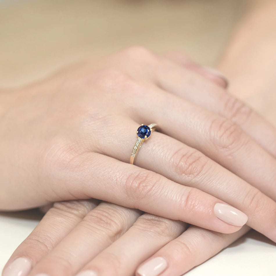 Gold Ring with 0.50ct Sapphire and 0.05ct Diamonds