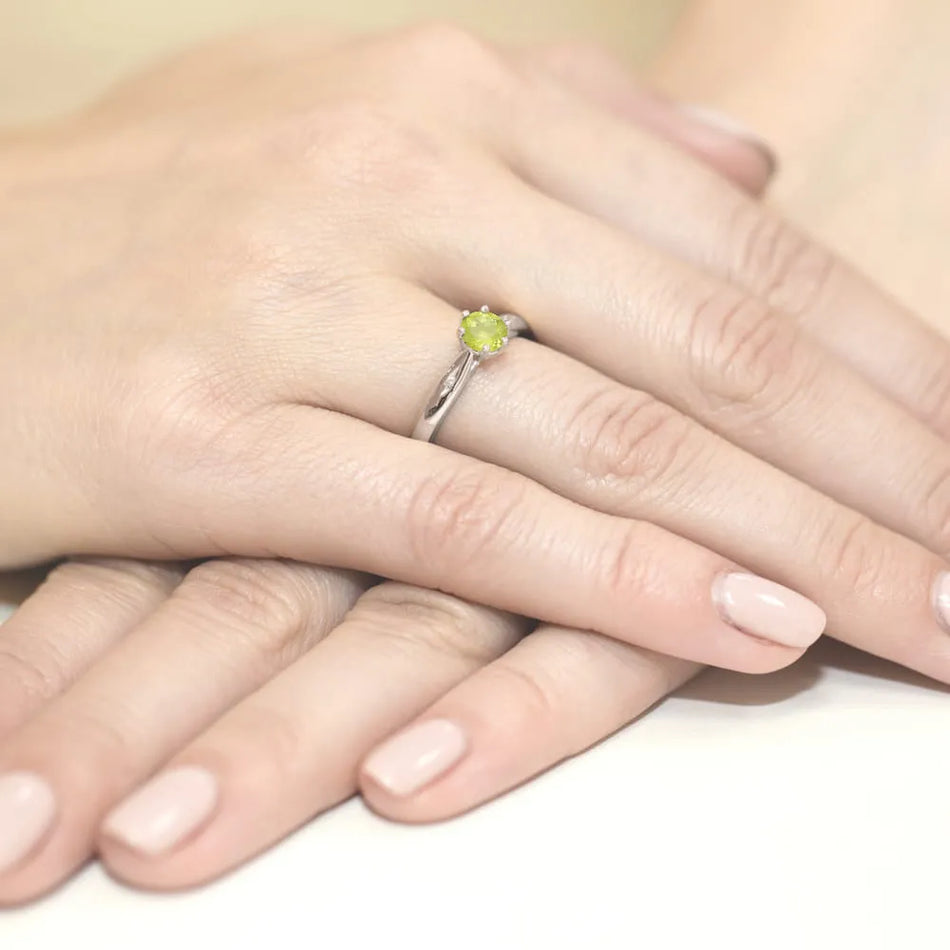 zlatý prsten s 0,60 ct olivínem a diamanty w0074-peg-01