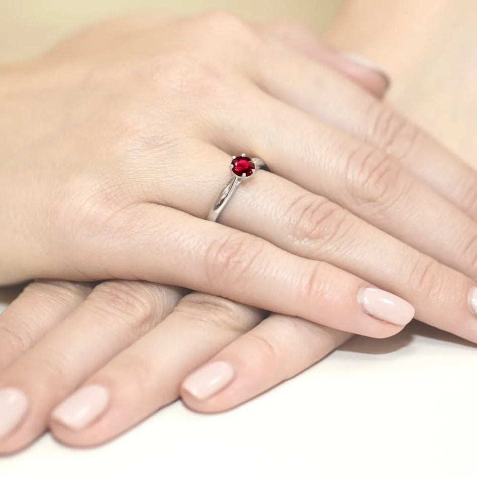 zlatý prsten s 0,60ct rubínem a diamanty w0074-rur-01