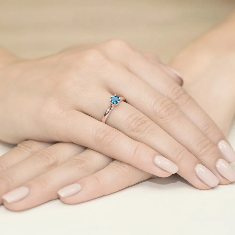 gold-ring-with-0-50ct-topaz-london-blue-and-0-01ct-diamonds-w0074-tol-01