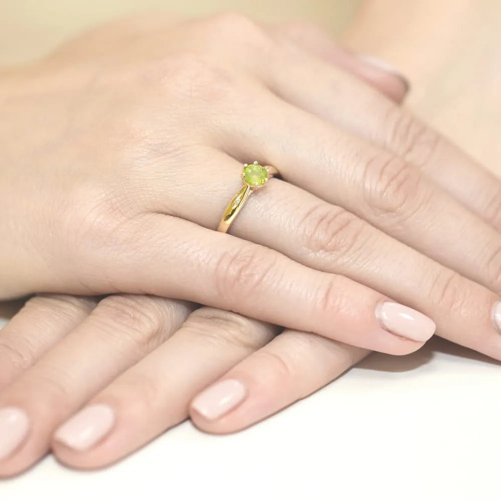 zlatý prsten s 0,60 ct olivínem a diamanty w0074-peg-01