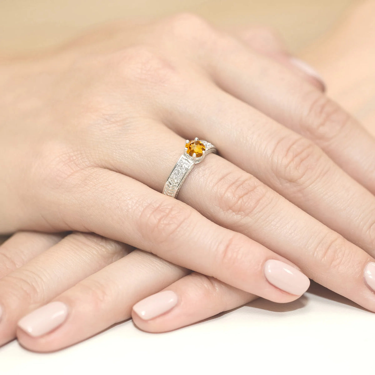 prsten-ze-zlata-s-citrínem-0-50ct-a-diamanty-w0075-ciy-01
