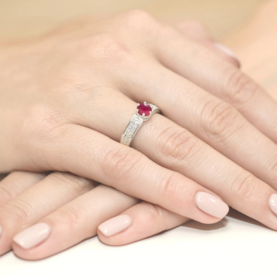 zlatý prsten s 0,60ct rubínem a diamanty w0075-rur-01