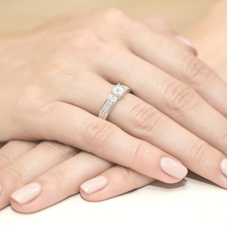 zlatý prsten s 0,60ct bílým safírem a 0,08ct diamanty w0075-saw-01
