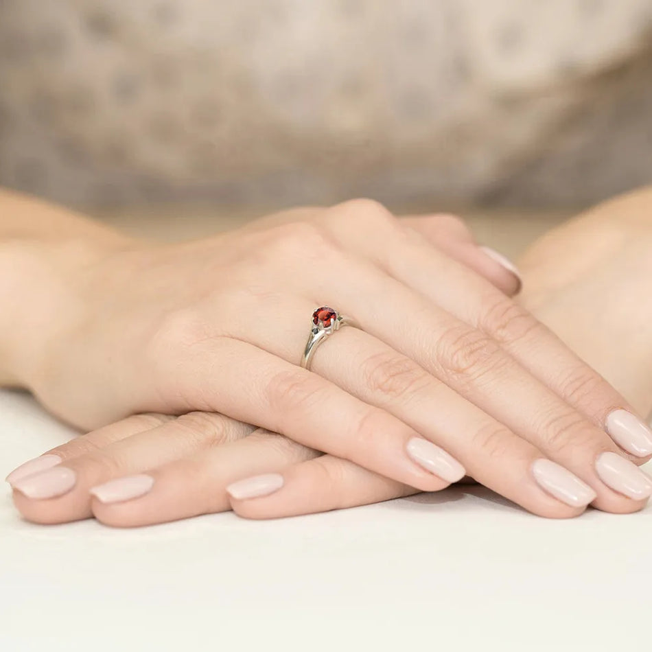 zlatý prsten s 0,60ct granátem a černými diamanty w0076-gar-02