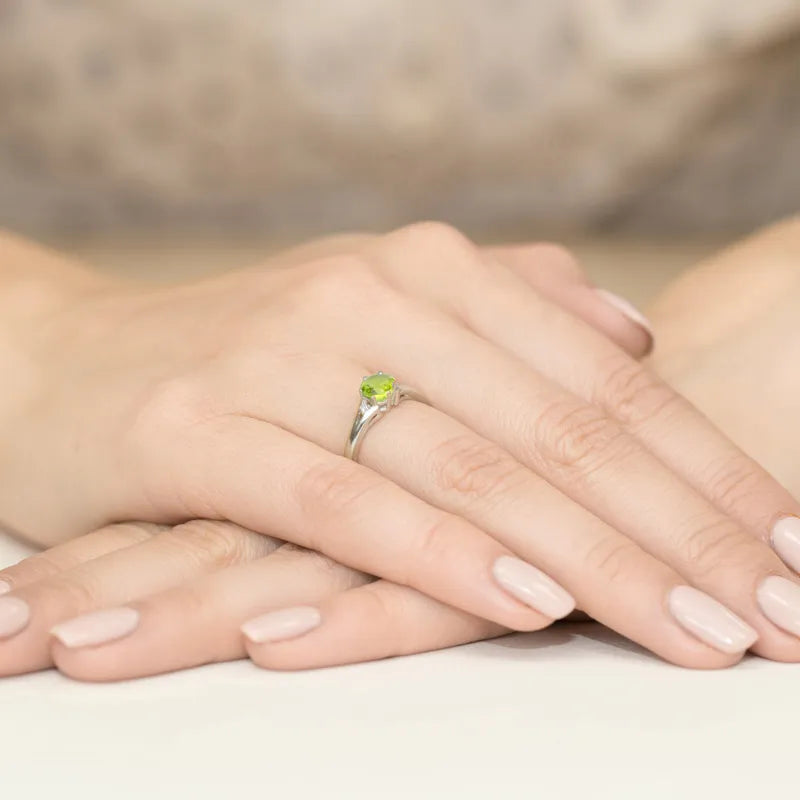 prsten-ze-zlata-s-0-60ct-olivínem-a-diamanty-w0076-peg-01