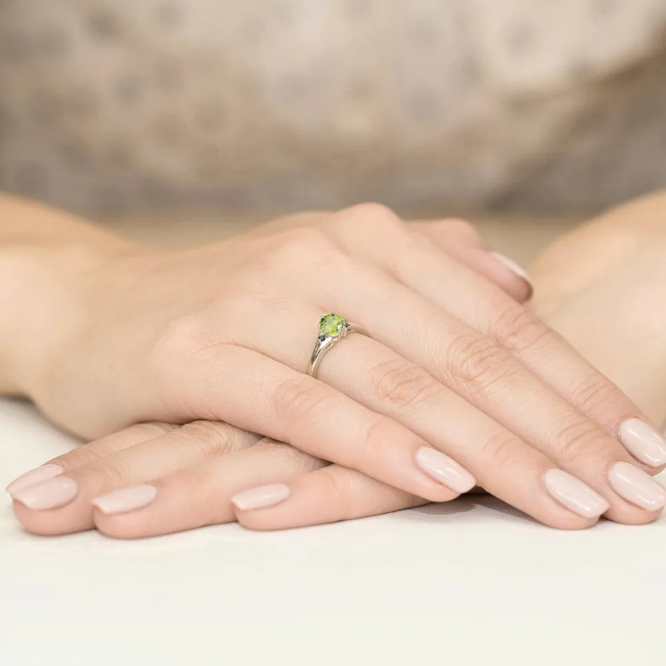 zlatý prsten s 0,60ct olivínem a černými diamanty w0076-peg-02