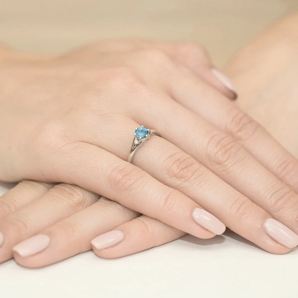 zlatý prsten s topazem 0,50 ct a diamanty w0076-tob-01