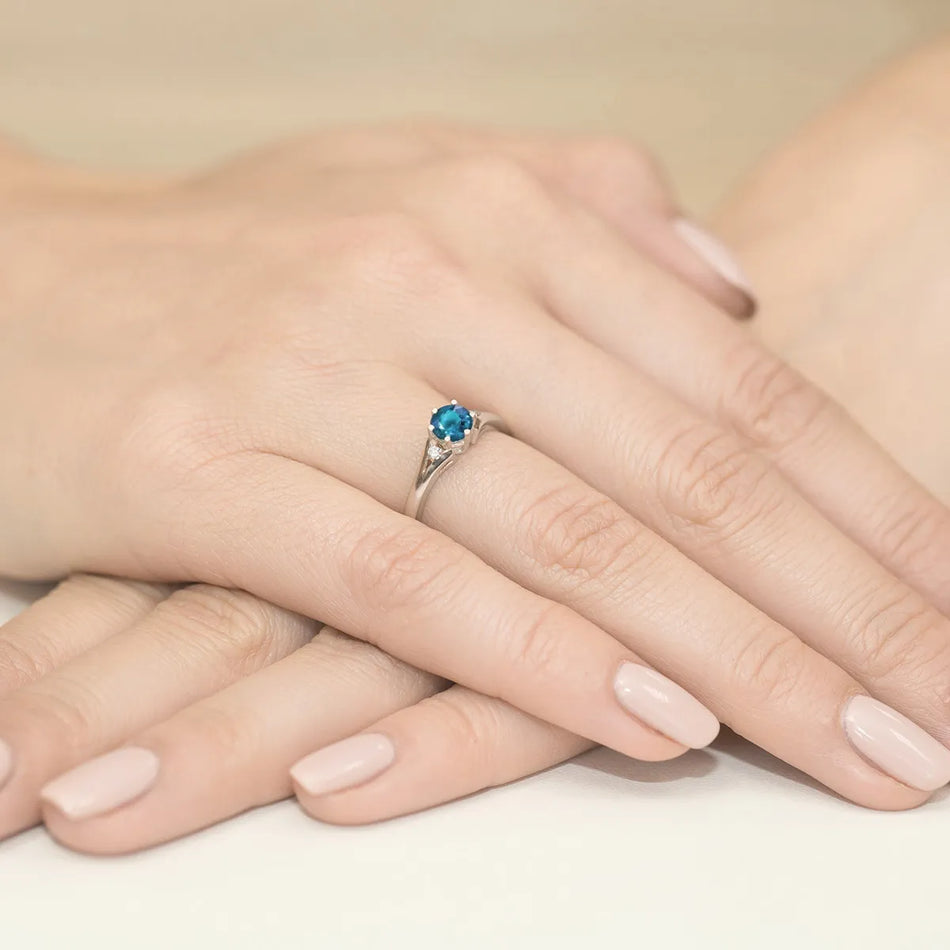 prsten-ze-zlata-s-topazem-london-blue-0-50ct-a-diamanty-w0076-tol-01
