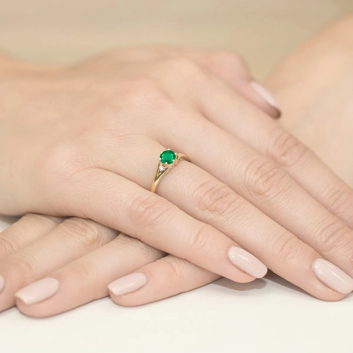 prsten-ze-zlata-s-0-50ct-smaragdem-a-diamanty-w0076-emg-01