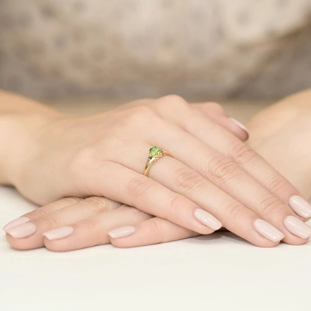zlatý prsten s 0,60ct olivínem a černými diamanty w0076-peg-02