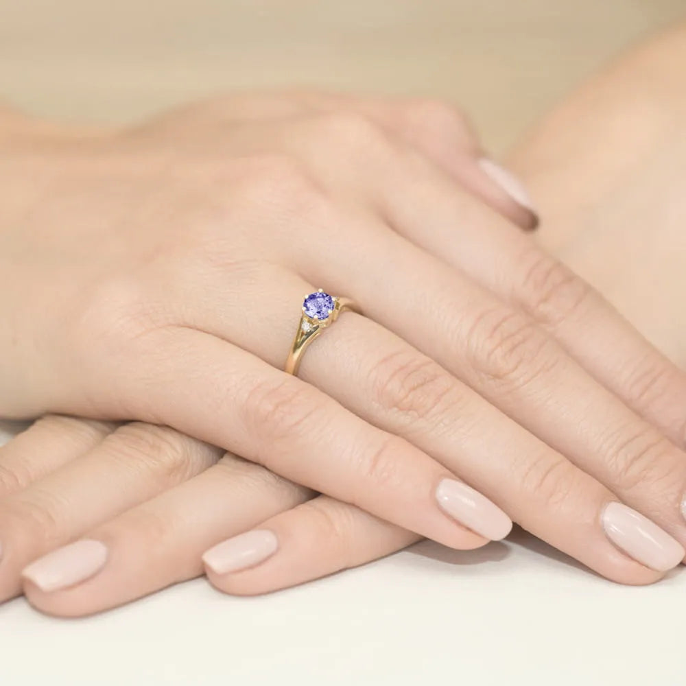 prsten-ze-zlata-s-0-50ct-tansanitem-a-diamanty-w0076-tap-01