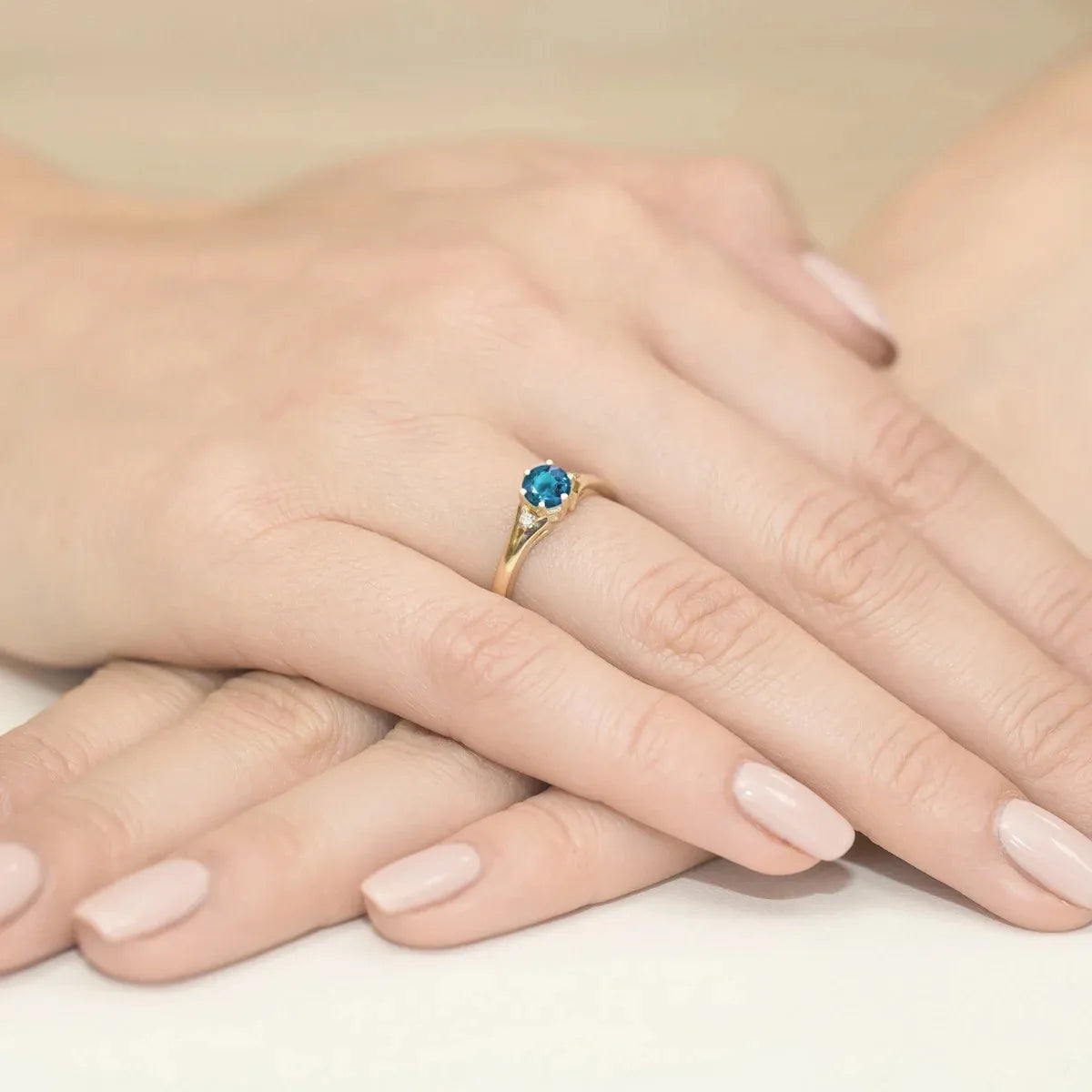 prsten-ze-zlata-s-topazem-london-blue-0-50ct-a-diamanty-w0076-tol-01