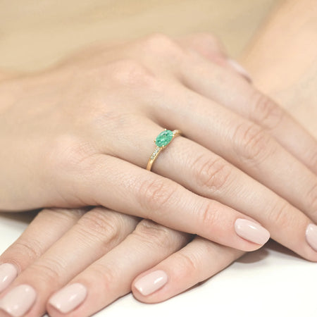 gold-ring-with-0-40ct-emerald-and-0-03ct-diamonds-w0077-emg-01