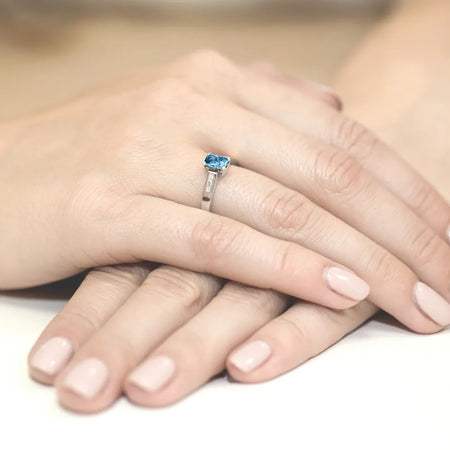 gold-ring-with-0-65ct-topaz-and-0-04ct-diamonds-w0078-tob-01