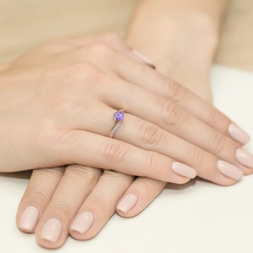 gold-ring-with-0-50ct-amethyst-and-0-05ct-diamonds-w0084-amv-01