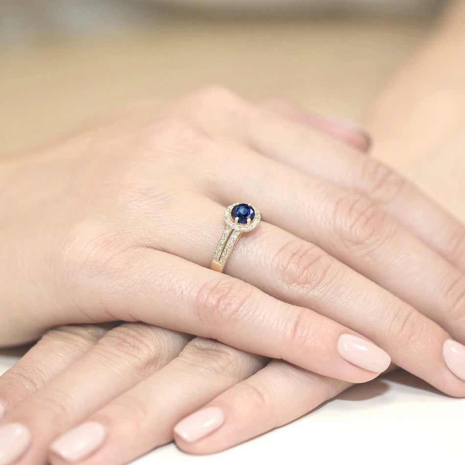 Gold Ring with 0.50ct Sapphire and 0.20ct Diamonds