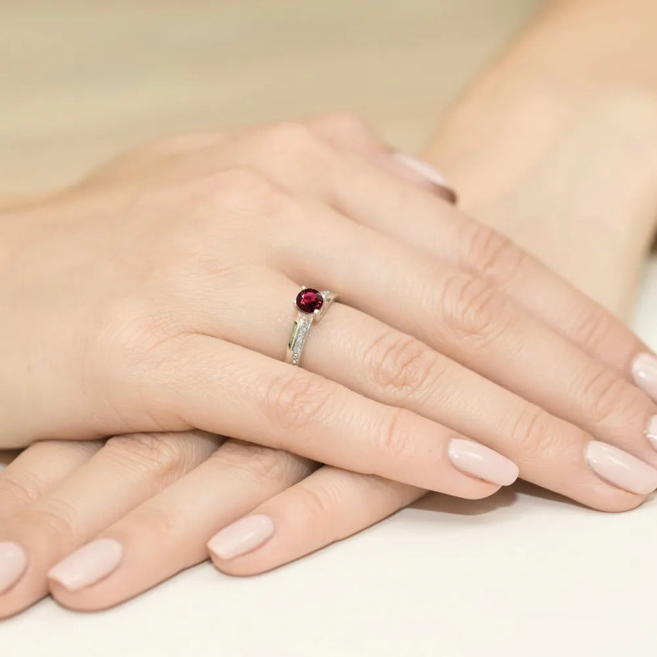zlatý prsten s 0,60ct rubínem a 0,03ct diamanty w0106-rur-01