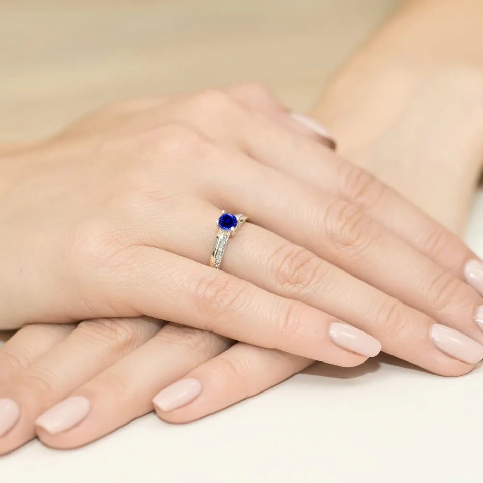 zlatý prsten s 0,50ct safírem a 0,03ct diamanty w0106-sab-01