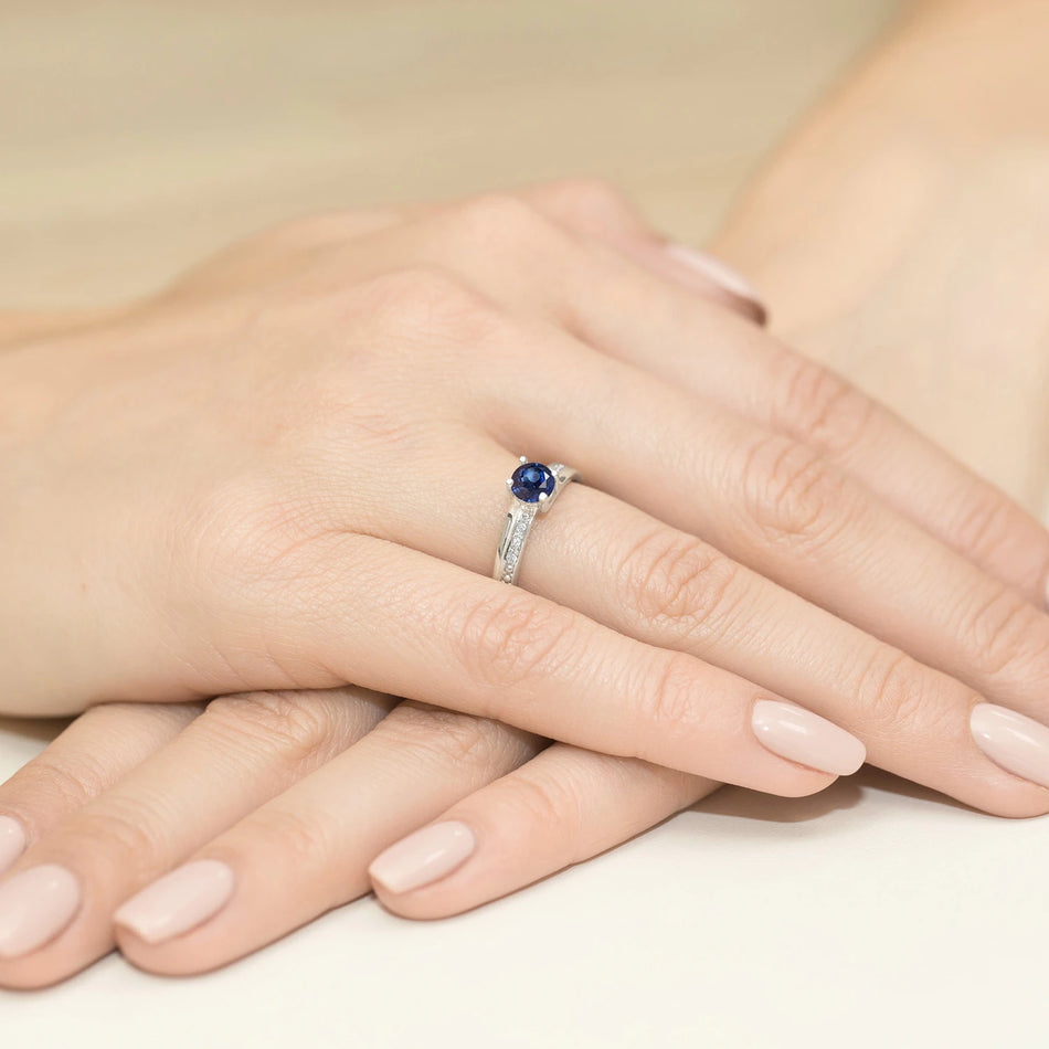 Prsten z bílého zlata s 0,50ct safírem a 0,03ct diamanty