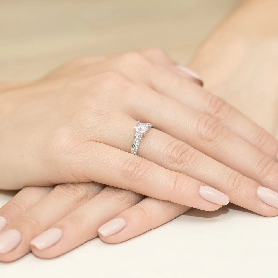 Prsten z bílého zlata s bílým safírem 0,60 ct a diamanty 0,03 ct