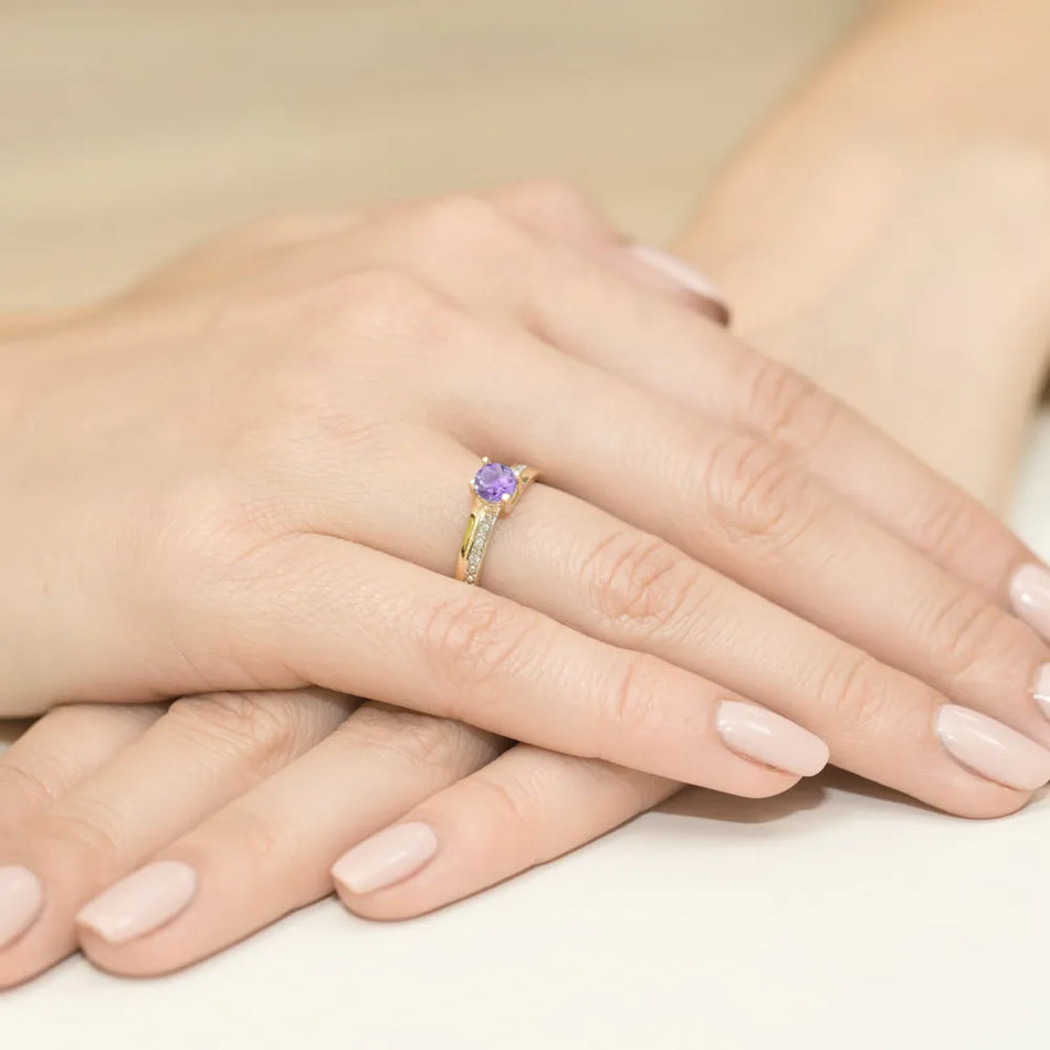 gold-ring-with-0-50ct-amethyst-and-0-03ct-diamonds-w0106-amv-01