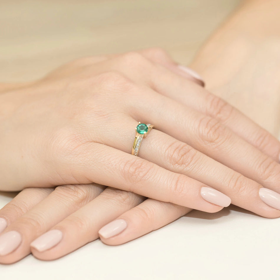 Gold Ring with 0.50ct Emerald and 0.03ct Diamonds