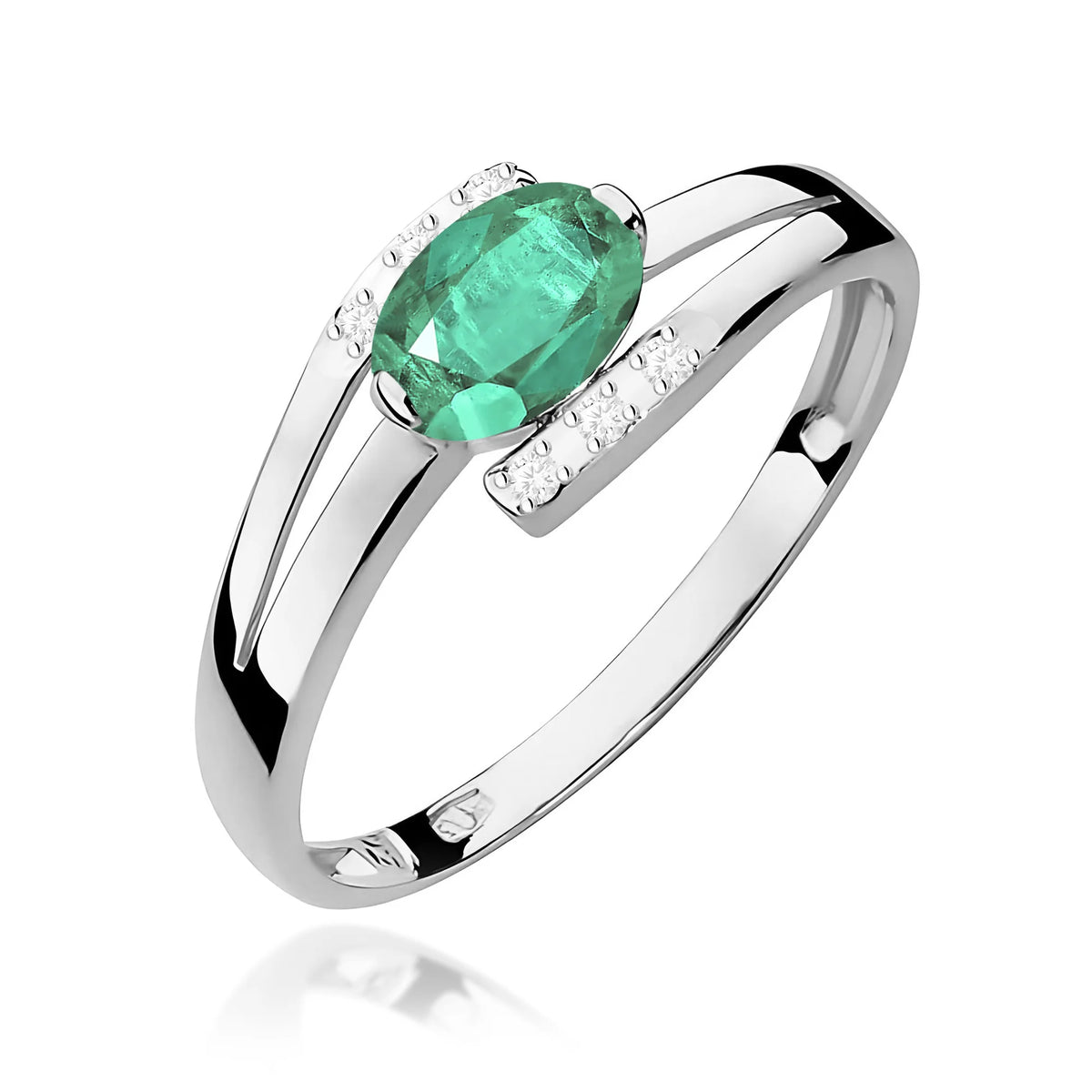 Prsten z bílého 14k zlata s oválným smaragdem 0,40 ct a diamanty 0,052 ct