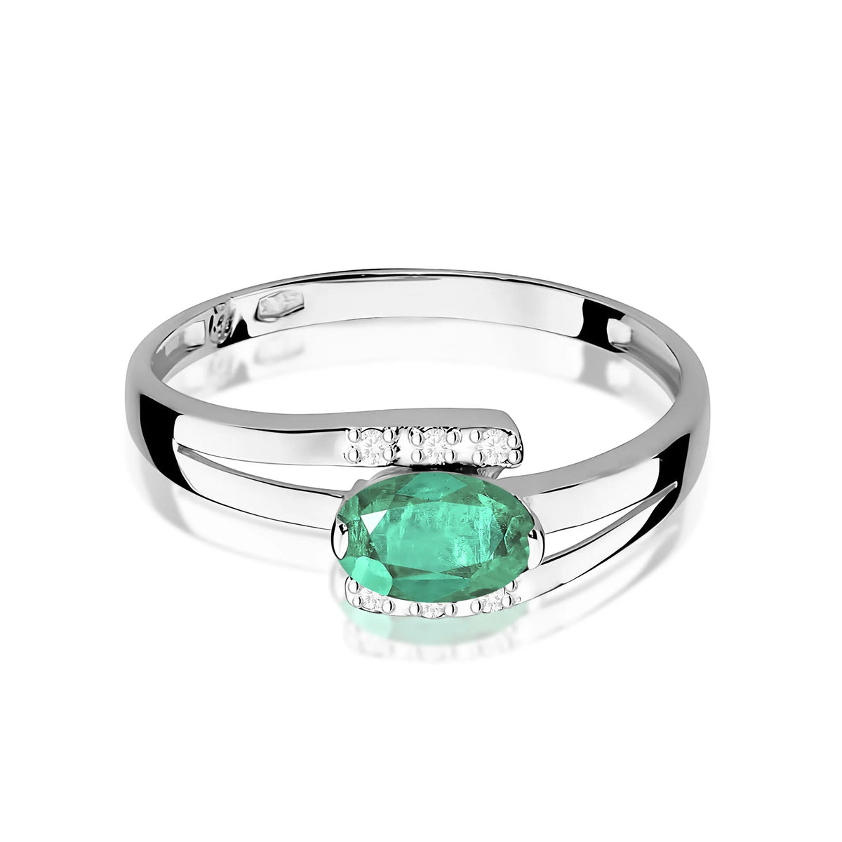 Prsten z bílého 14k zlata s oválným smaragdem 0,40 ct a diamanty 0,052 ct