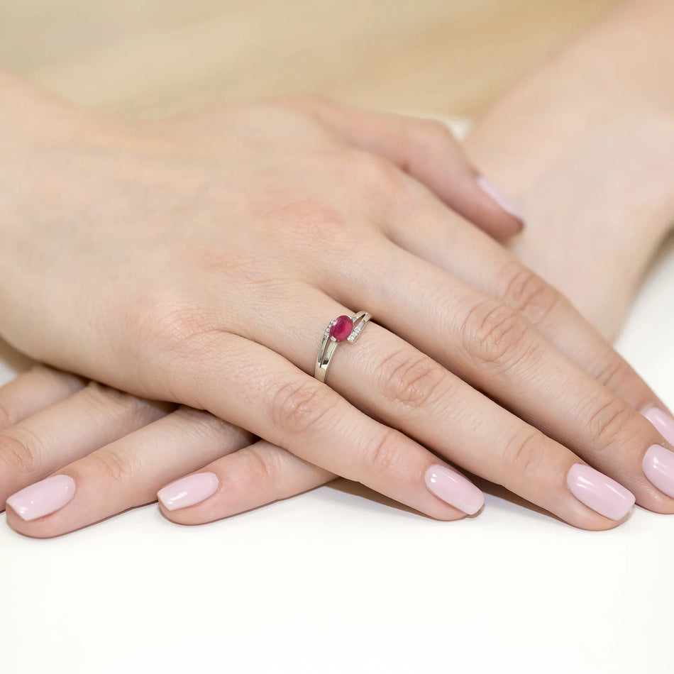 Prsten z bílého zlata s 0,60ct rubínem a 0,052ct diamanty
